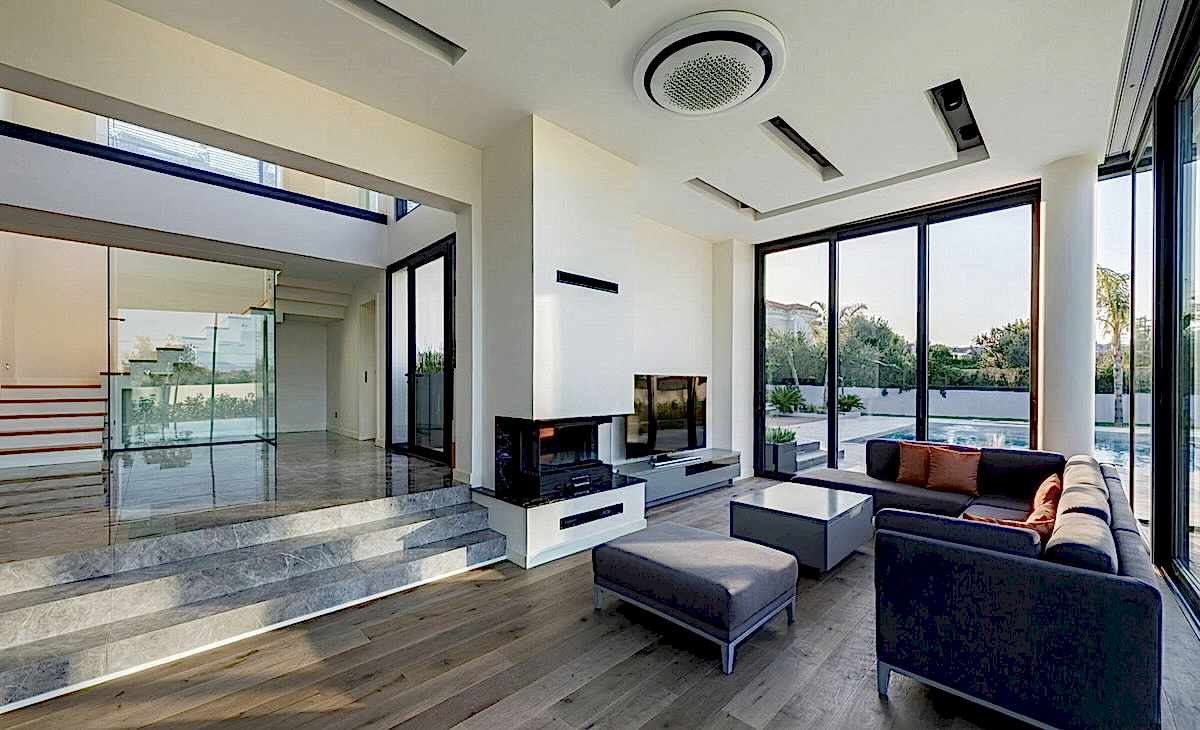 Modern yaşam alanlarına derinlik katan ve kesintisiz ateş keyfi sunan Dekortaş C3 üç tarafı açık şömine uygulamaları.